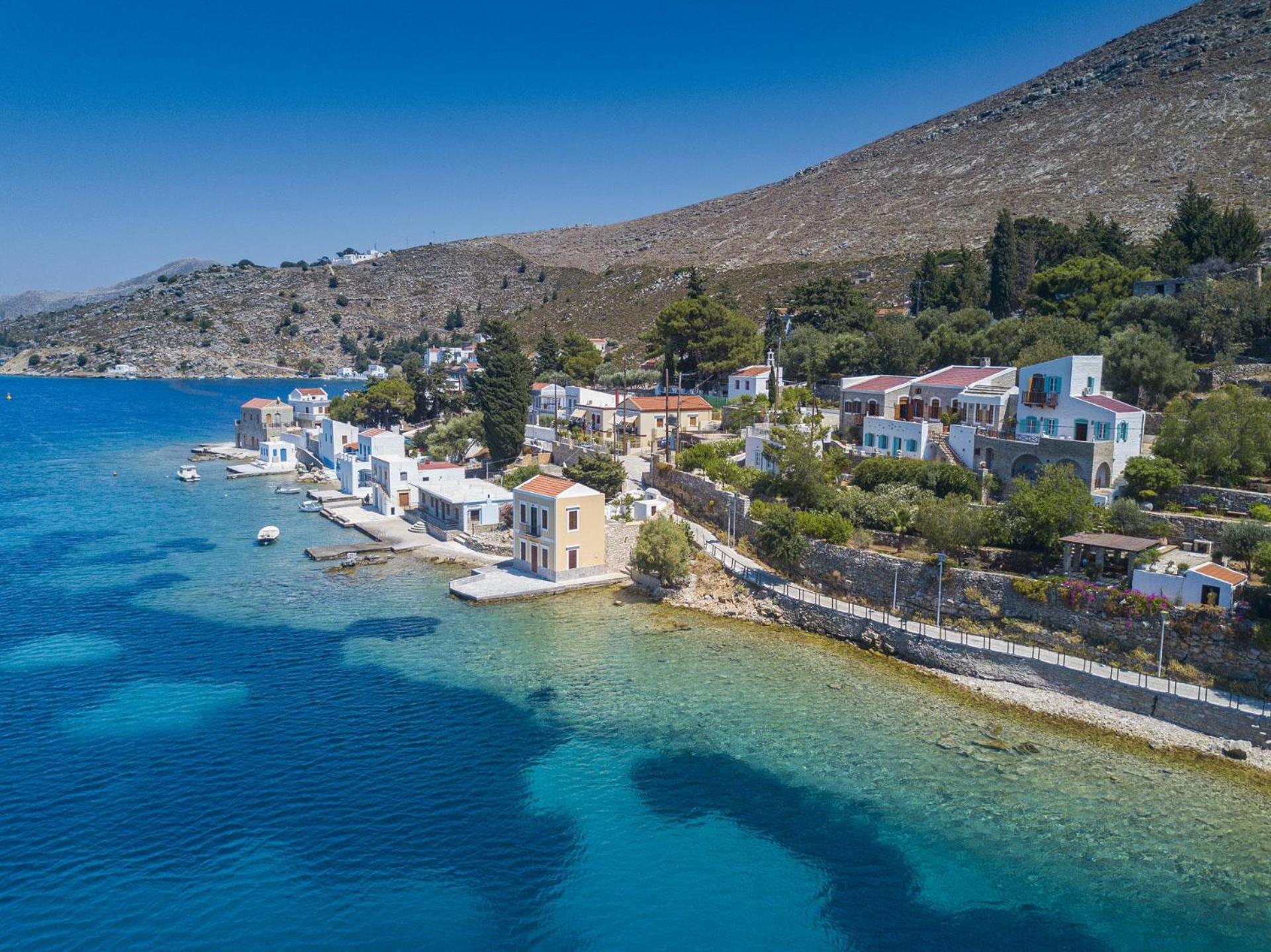 Emporio A Captivating 6-Bed Villa in Nimborio view 3