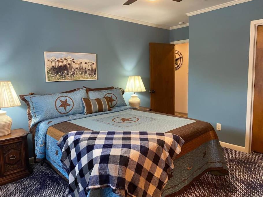 StockYards! Walk 3 Blocks-Ranch House sleeps 8 view 4