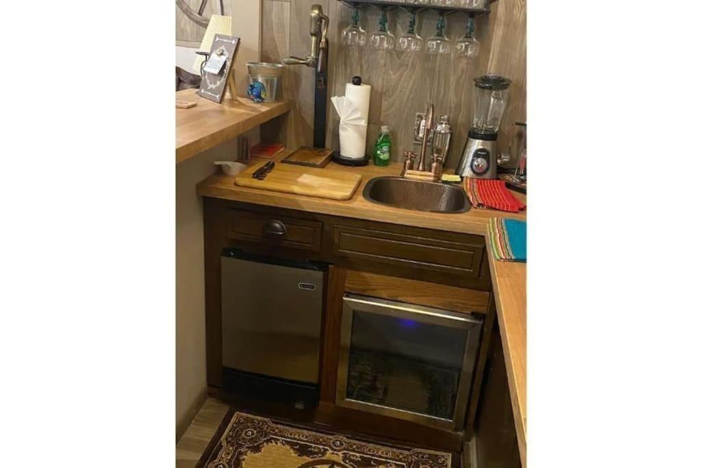 StockYards! Walk 3 Blocks-Ranch House sleeps 8 view 5