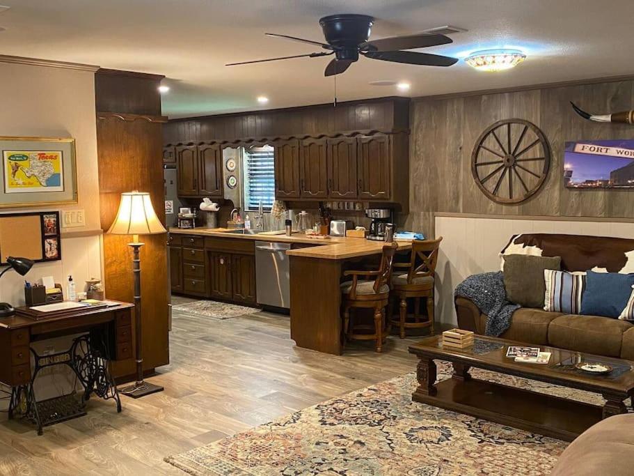 StockYards! Walk 3 Blocks-Ranch House sleeps 8 view 2