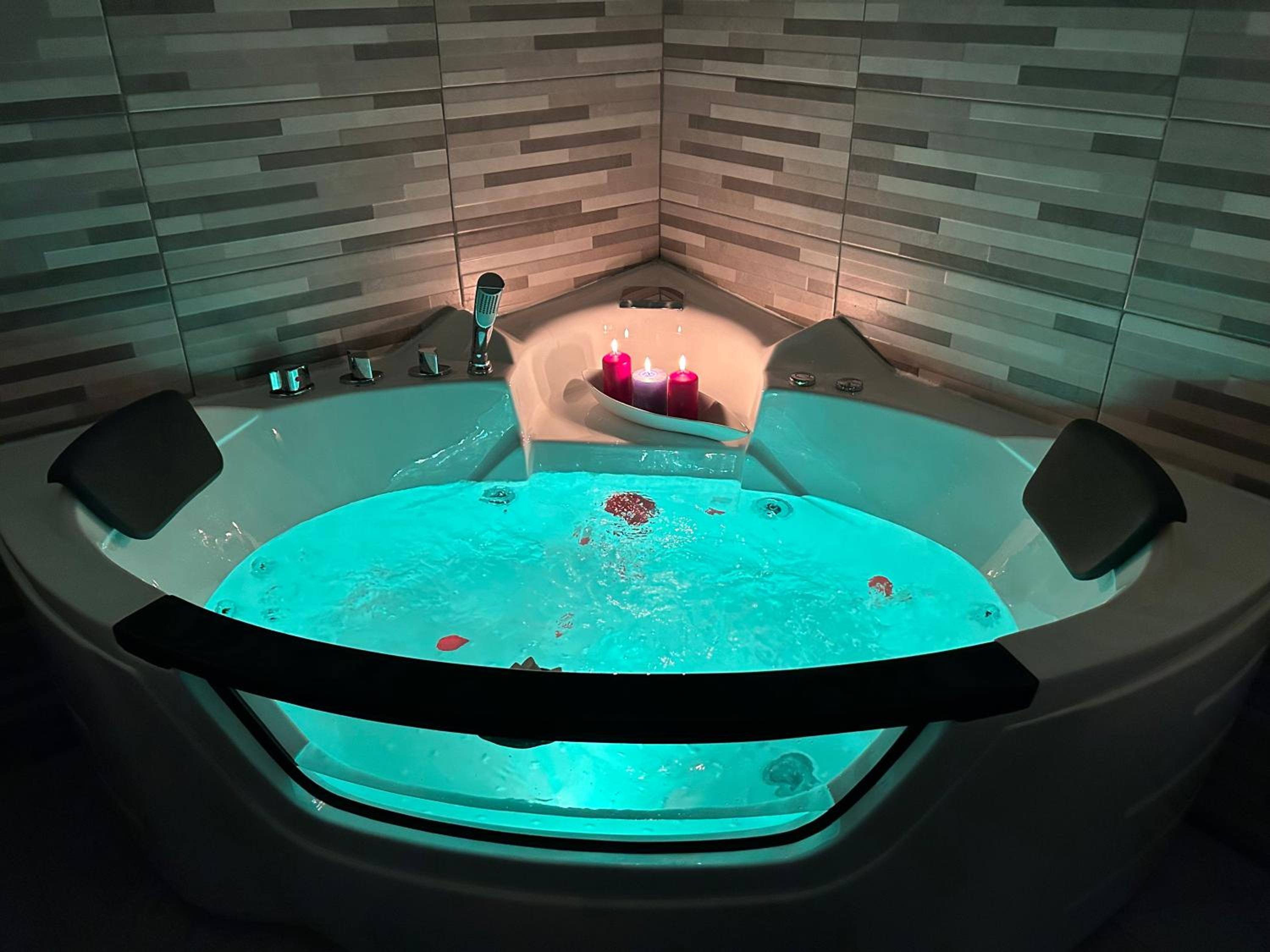 Suite Deluxe - Jacuzzi - Private Parking photo 2