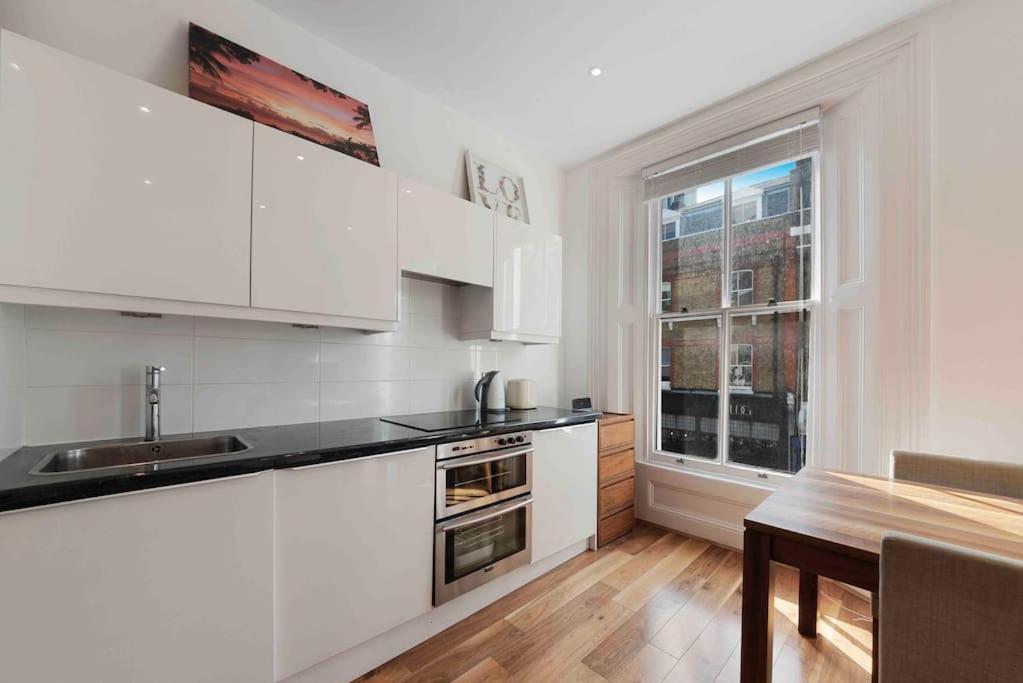 Stylish Fitzrovia one bed W1W Sleeps 4
