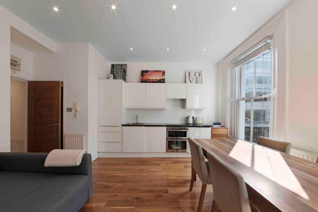 Stylish Fitzrovia one bed W1W Sleeps 4