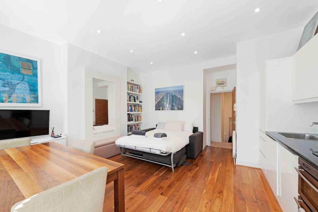 Stylish Fitzrovia one bed W1W Sleeps 4