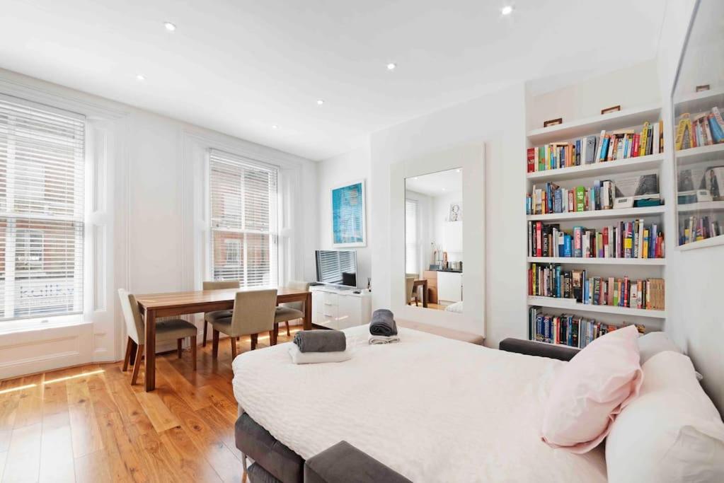 Stylish Fitzrovia one bed W1W Sleeps 4