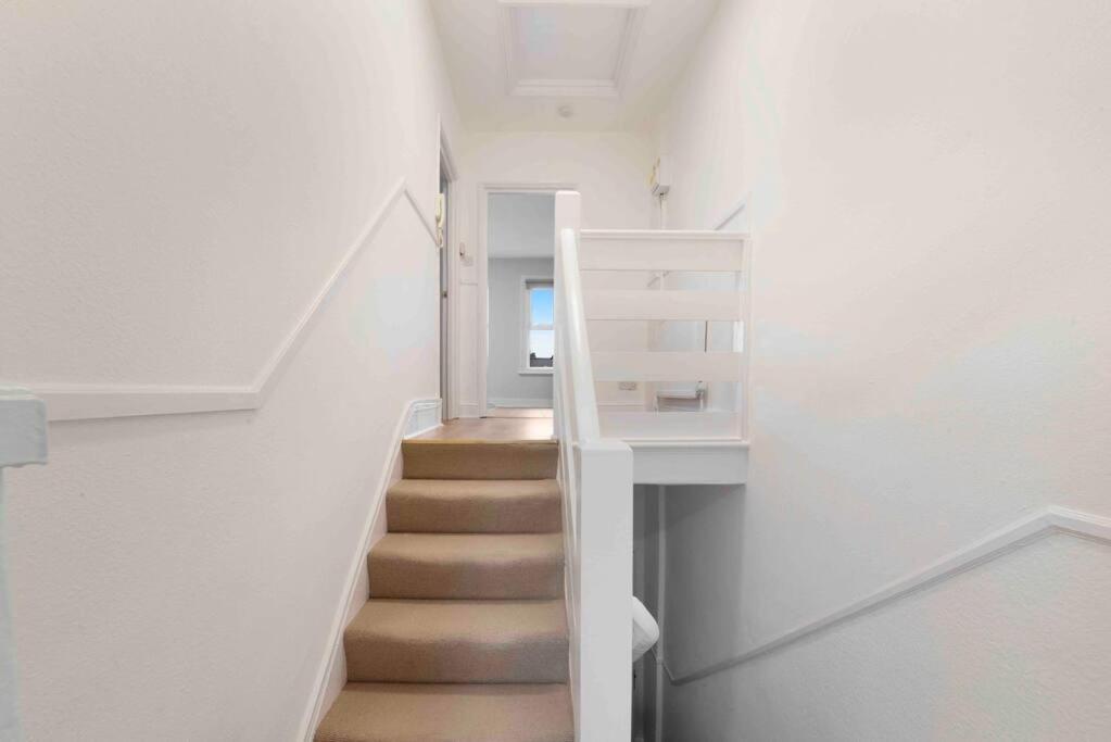 NEW 1 bed Westfield/ Chiswick/ Hammersmith APT