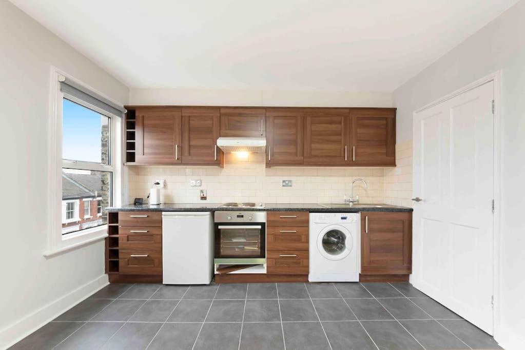 NEW 1 bed Westfield/ Chiswick/ Hammersmith APT