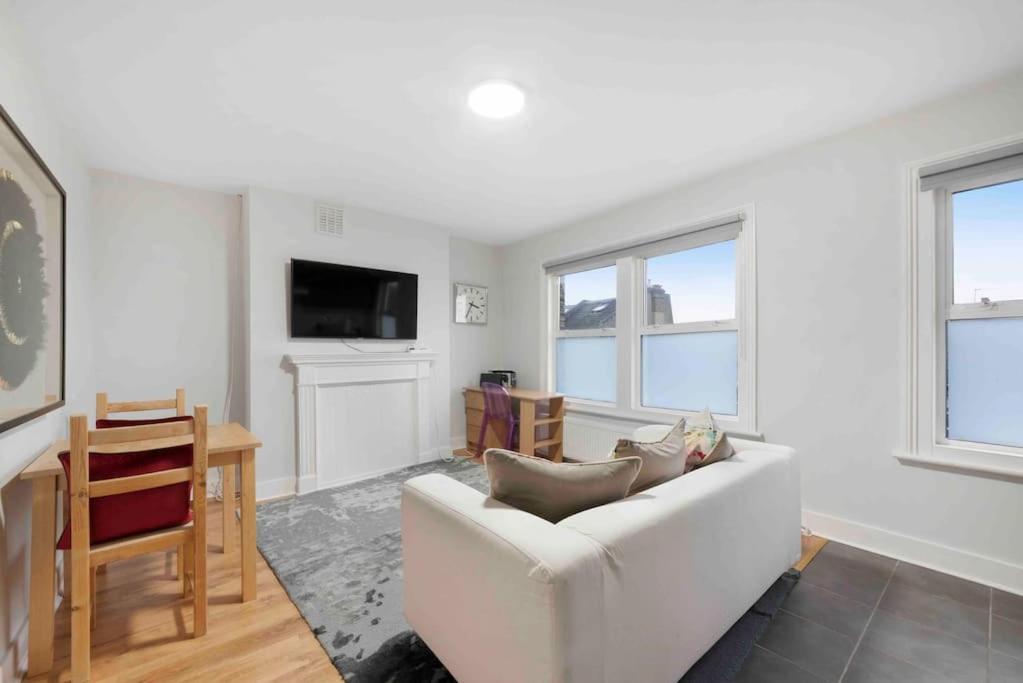 NEW 1 bed Westfield/ Chiswick/ Hammersmith APT