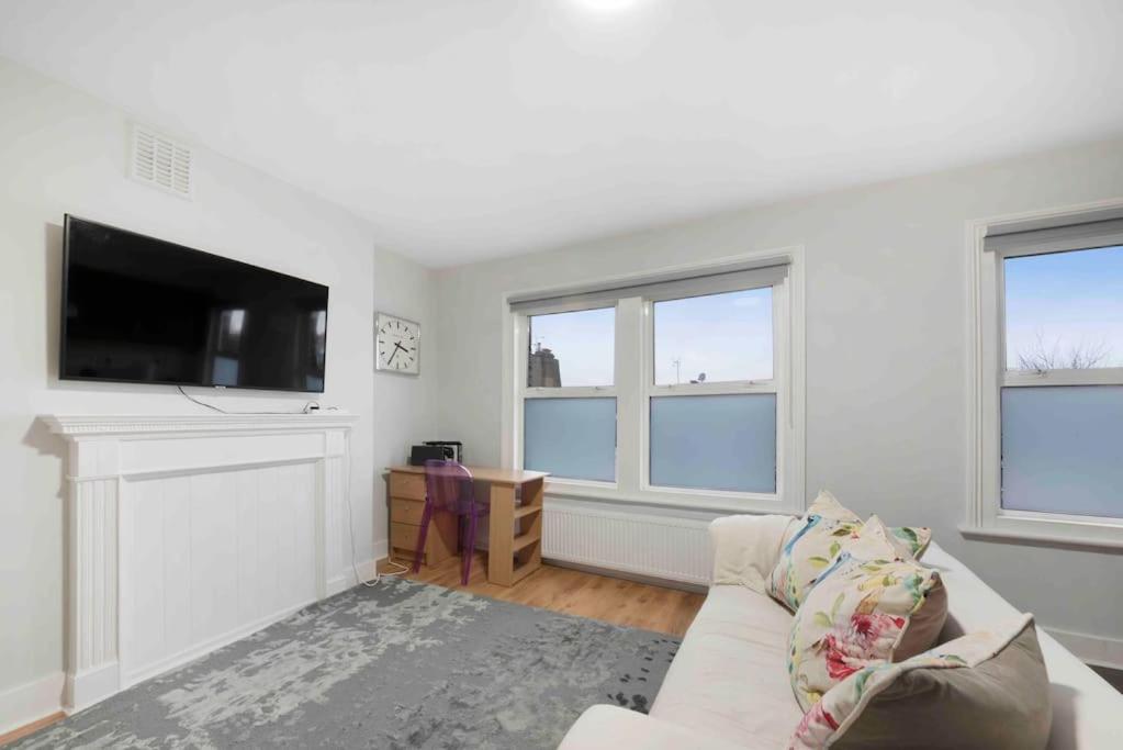 NEW 1 bed Westfield/ Chiswick/ Hammersmith APT