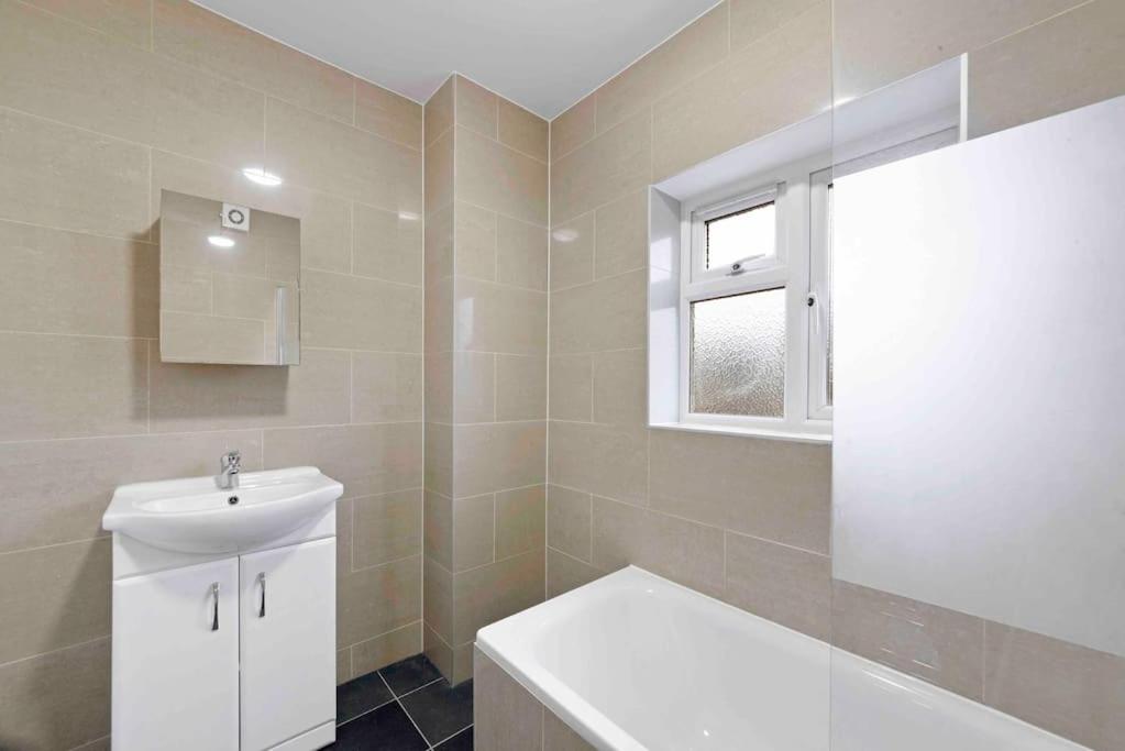 NEW 1 bed Westfield/ Chiswick/ Hammersmith APT