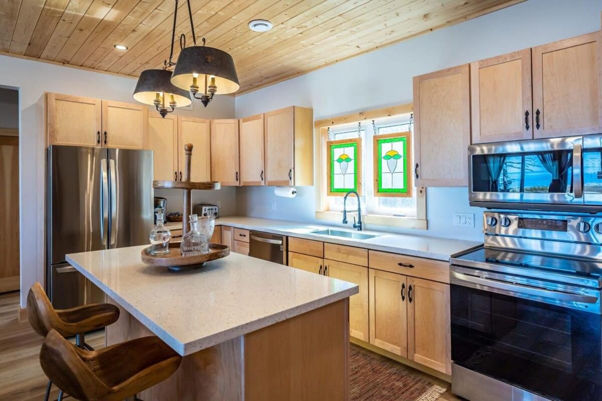 Lakefront Luxury Cottage - Shining Star - Close to Sauble Beach