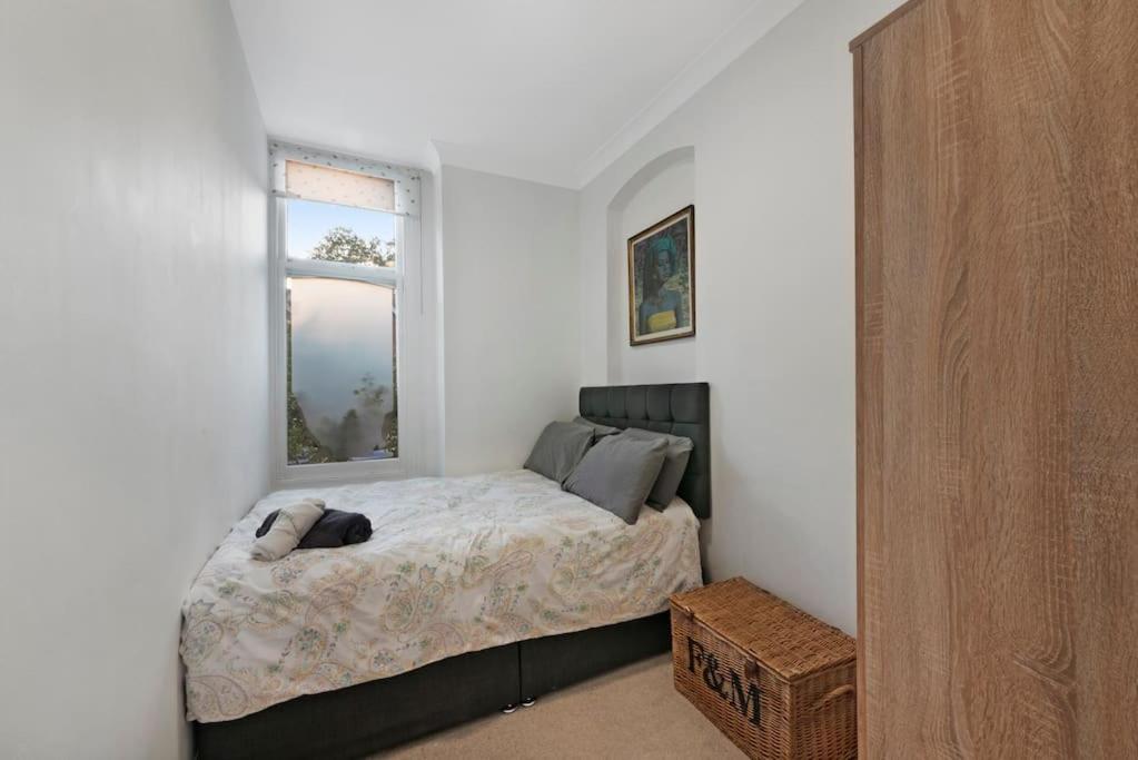 Large 2 bed apart SUITE Acton Park Chiswick