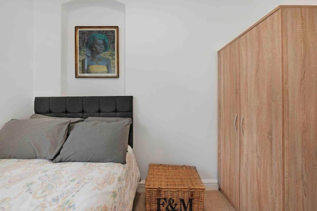 Large 2 bed apart SUITE Acton Park Chiswick