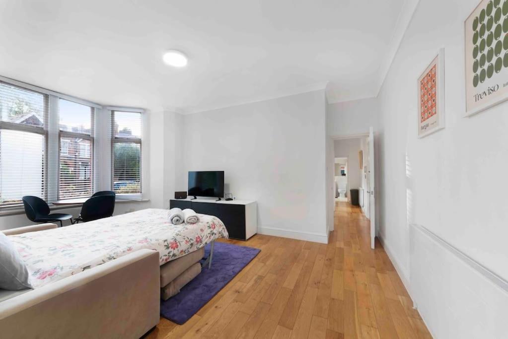 Large 2 bed apart SUITE Acton Park Chiswick