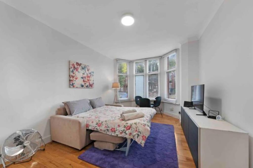 Large 2 bed apart SUITE Acton Park Chiswick