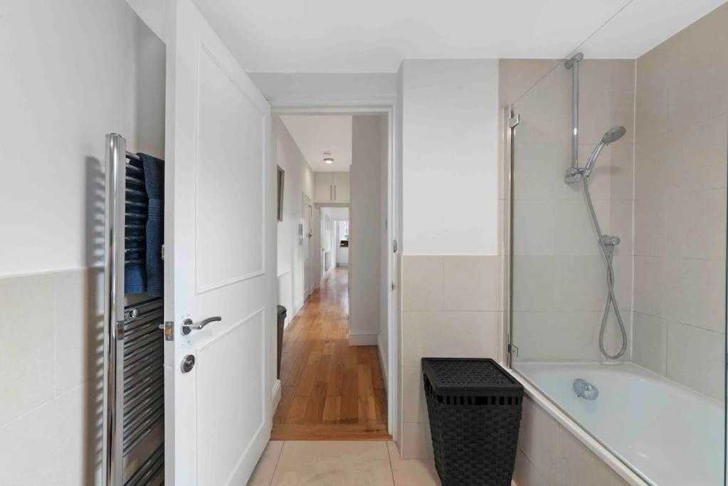 Large 2 bed apart SUITE Acton Park Chiswick