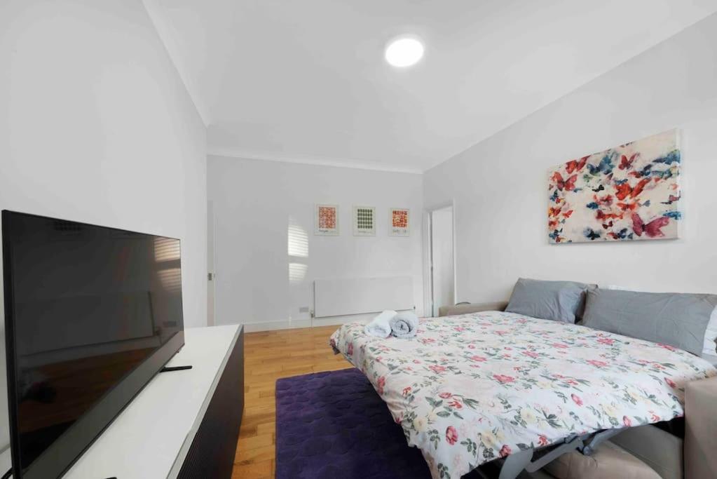 Large 2 bed apart SUITE Acton Park Chiswick