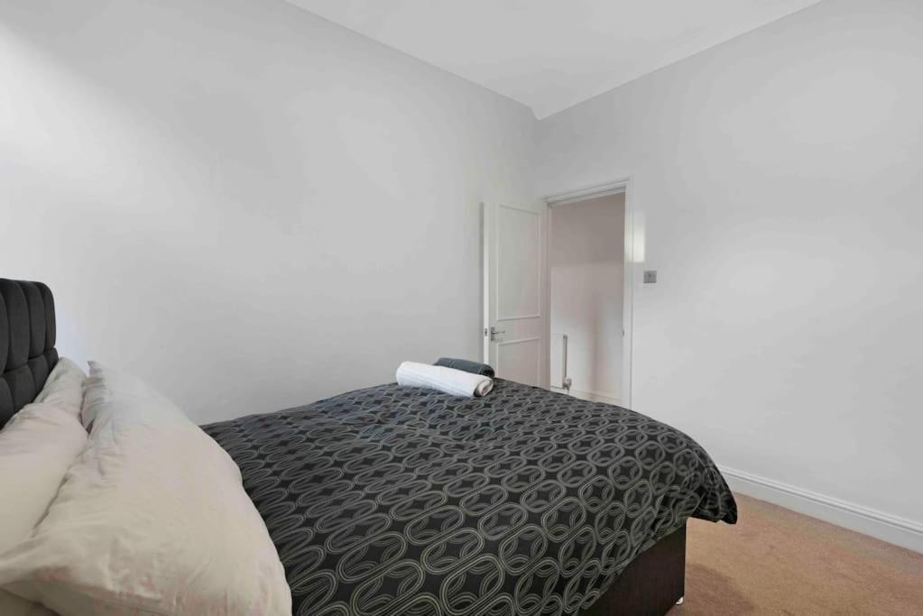 Large 2 bed apart SUITE Acton Park Chiswick