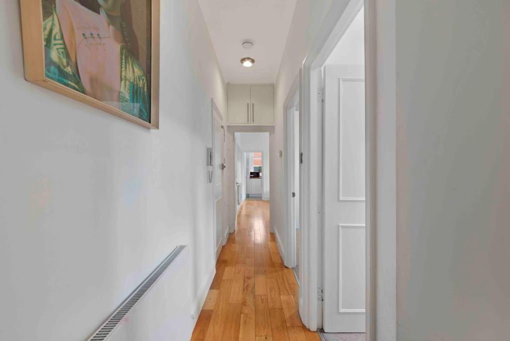 Large 2 bed apart SUITE Acton Park Chiswick