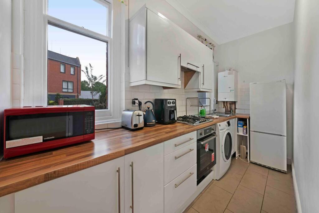 Large 2 bed apart SUITE Acton Park Chiswick