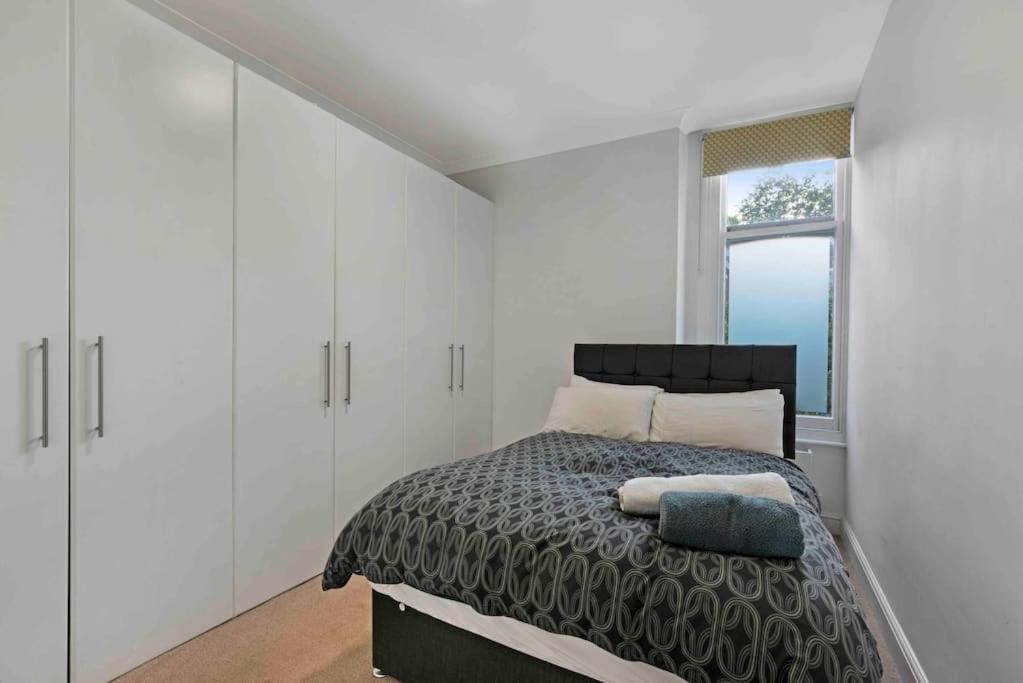 Large 2 bed apart SUITE Acton Park Chiswick