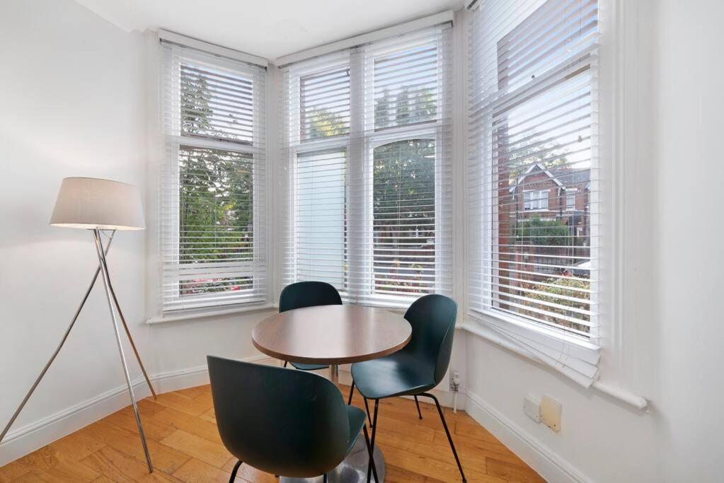 Large 2 bed apart SUITE Acton Park Chiswick