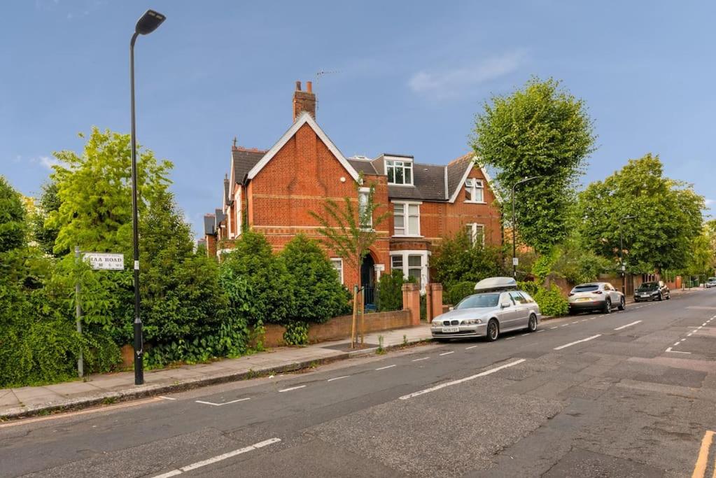 Large 2 bed apart SUITE Acton Park Chiswick