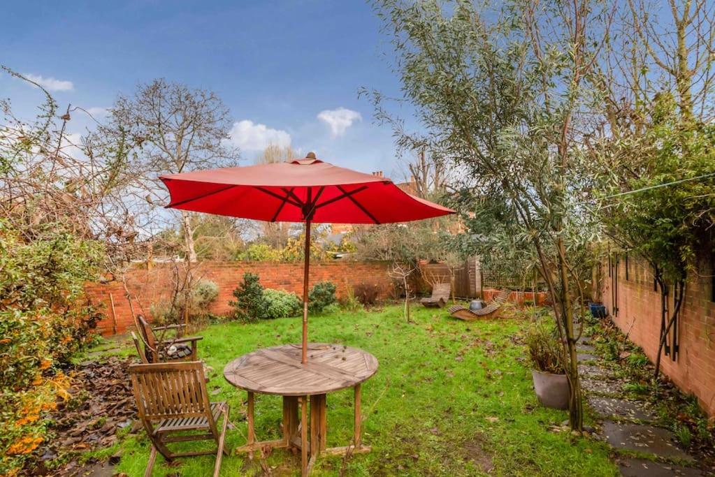 Large 2 bed apart SUITE Acton Park Chiswick