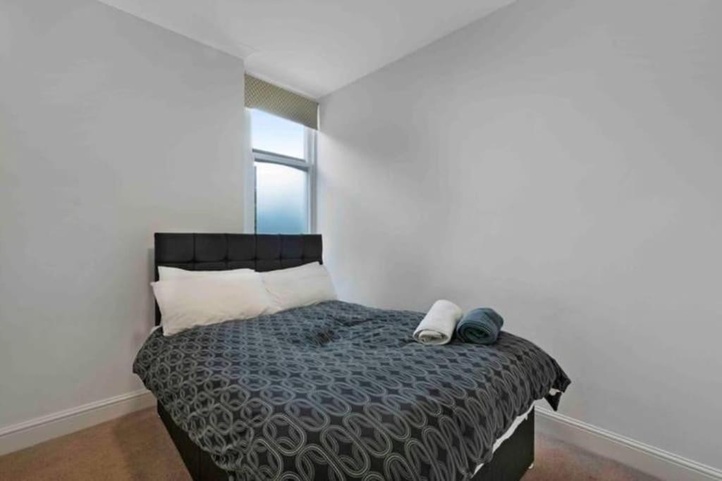 Large 2 bed apart SUITE Acton Park Chiswick