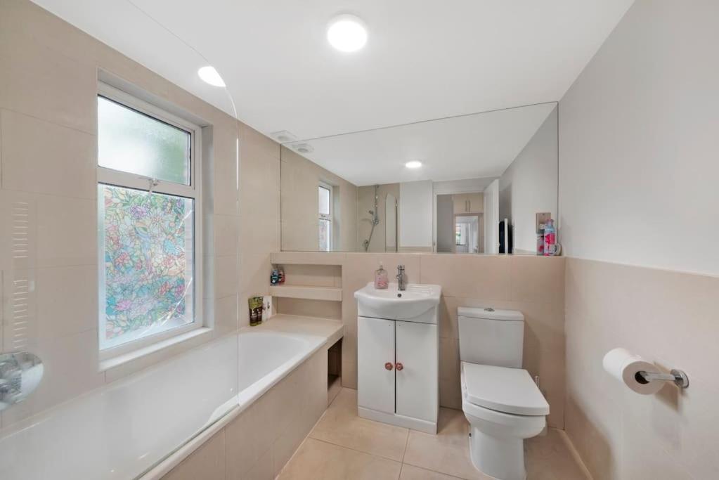 Large 2 bed apart SUITE Acton Park Chiswick