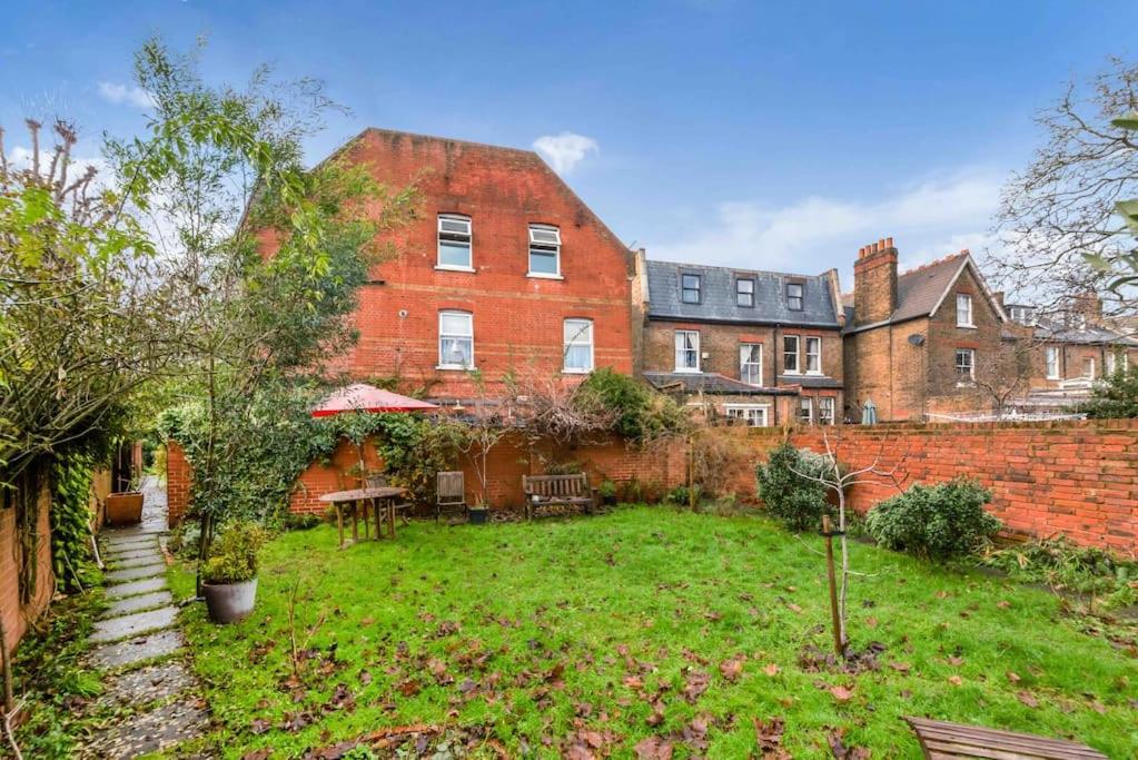 Large 2 bed apart SUITE Acton Park Chiswick