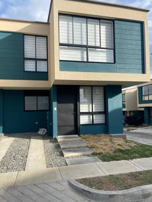 Casa Familiar Excelente ubicación con Piscina