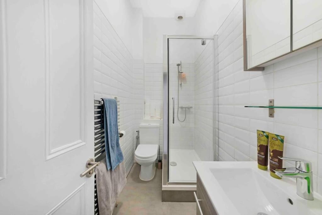 Avenue Road Raised Ground Floor Apartment W3 Sleeps 4