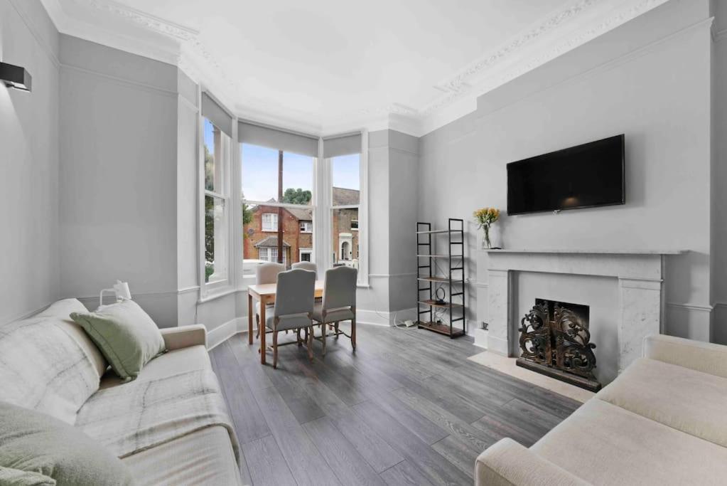 Avenue Road Raised Ground Floor Apartment W3 Sleeps 4