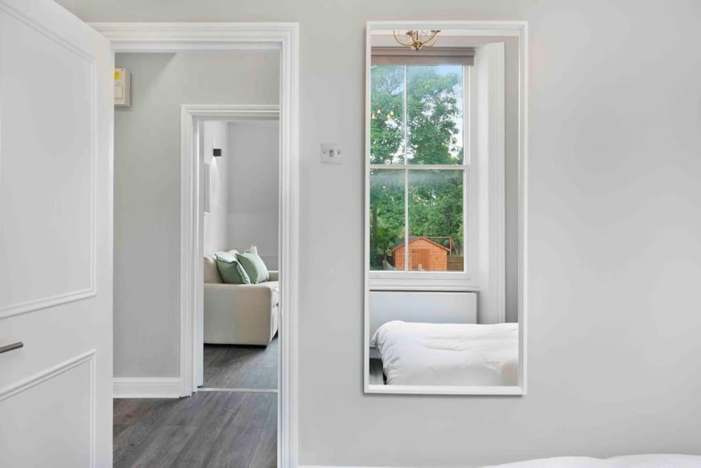 Avenue Road Raised Ground Floor Apartment W3 Sleeps 4