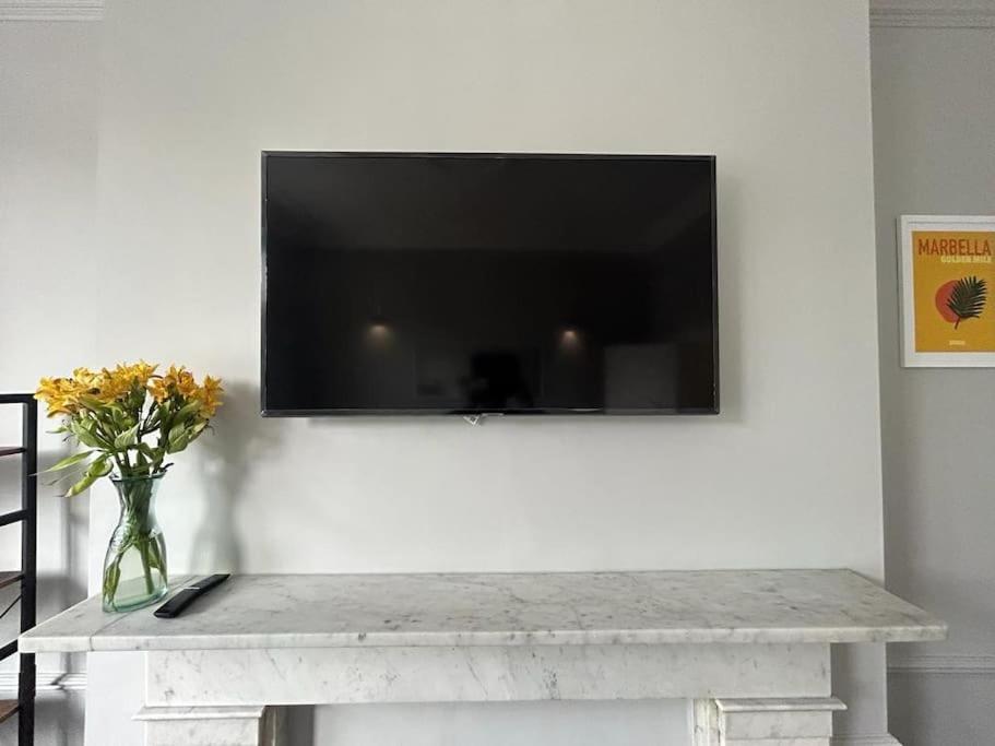 Avenue Road Raised Ground Floor Apartment W3 Sleeps 4