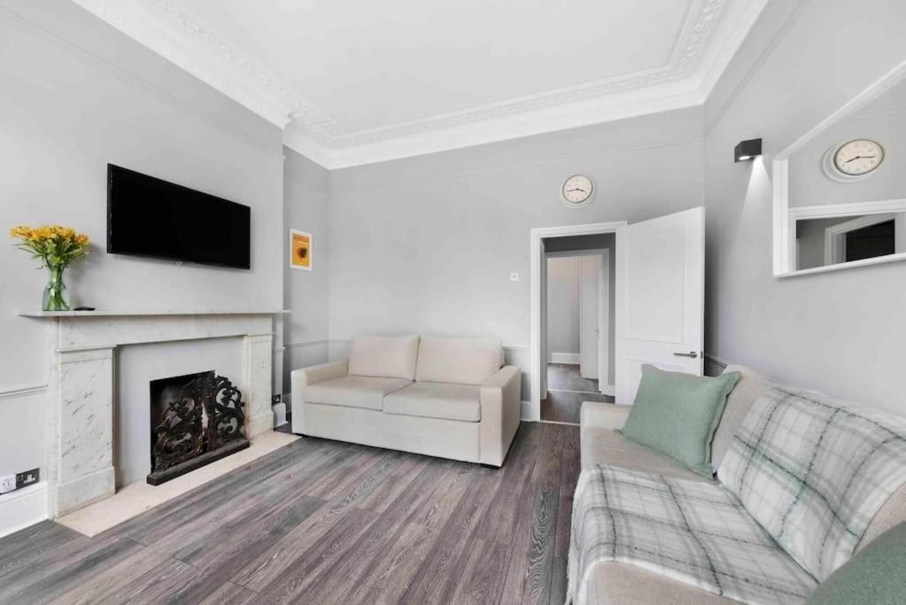 Avenue Road Raised Ground Floor Apartment W3 Sleeps 4