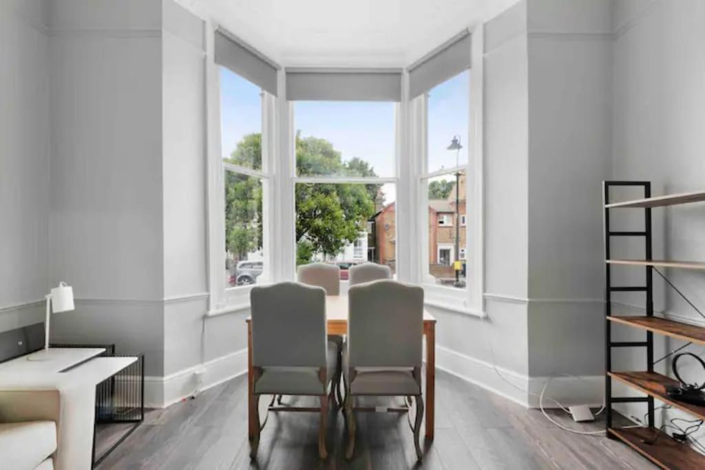 Avenue Road Raised Ground Floor Apartment W3 Sleeps 4