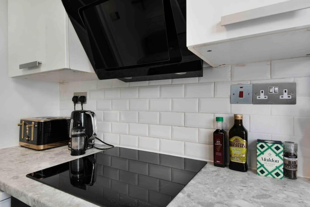 Avenue Road Raised Ground Floor Apartment W3 Sleeps 4