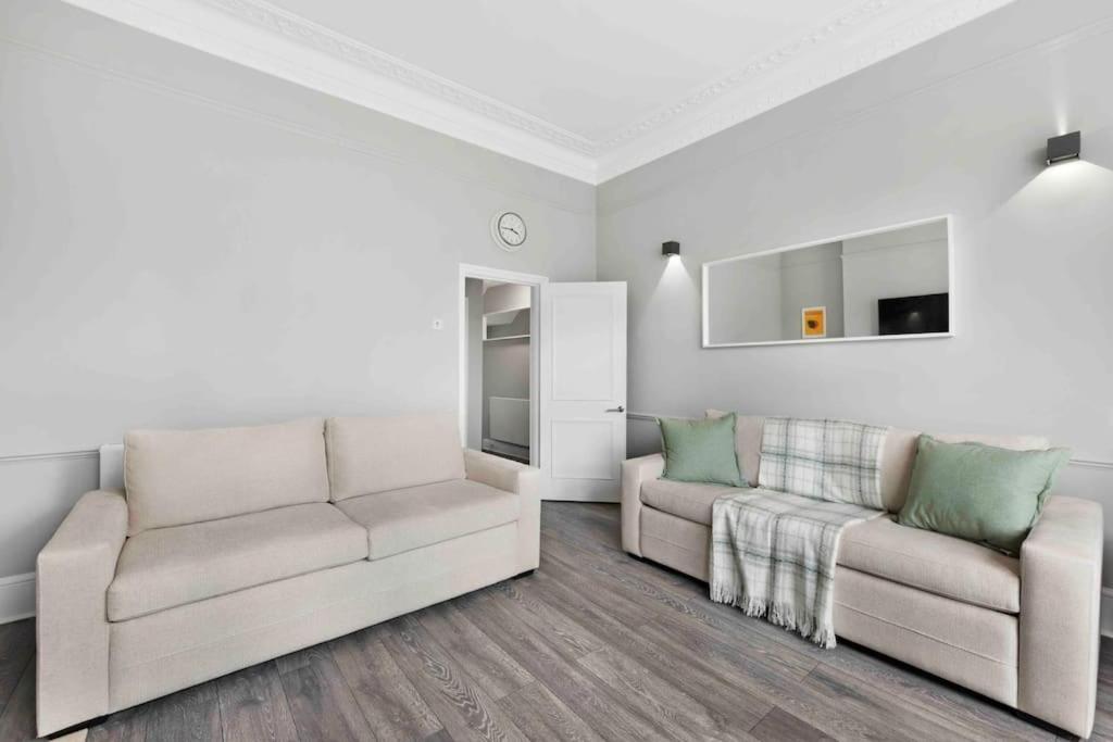 Avenue Road Raised Ground Floor Apartment W3 Sleeps 4