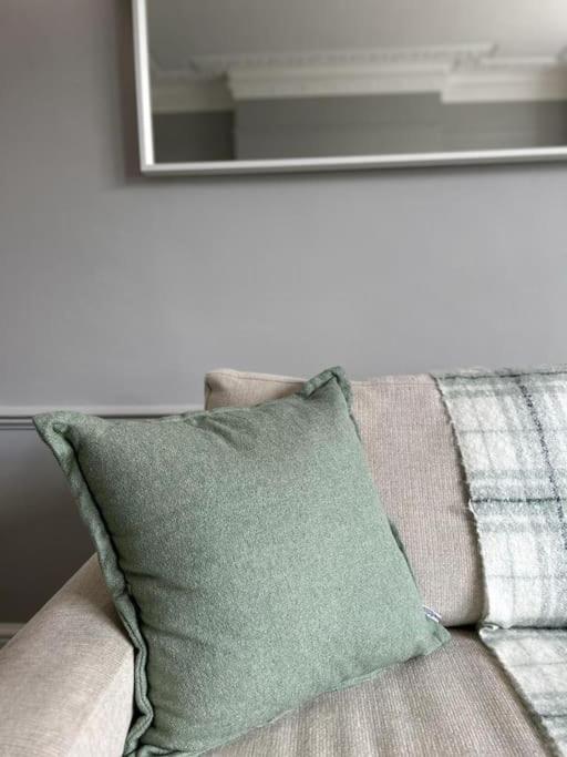 Avenue Road Raised Ground Floor Apartment W3 Sleeps 4