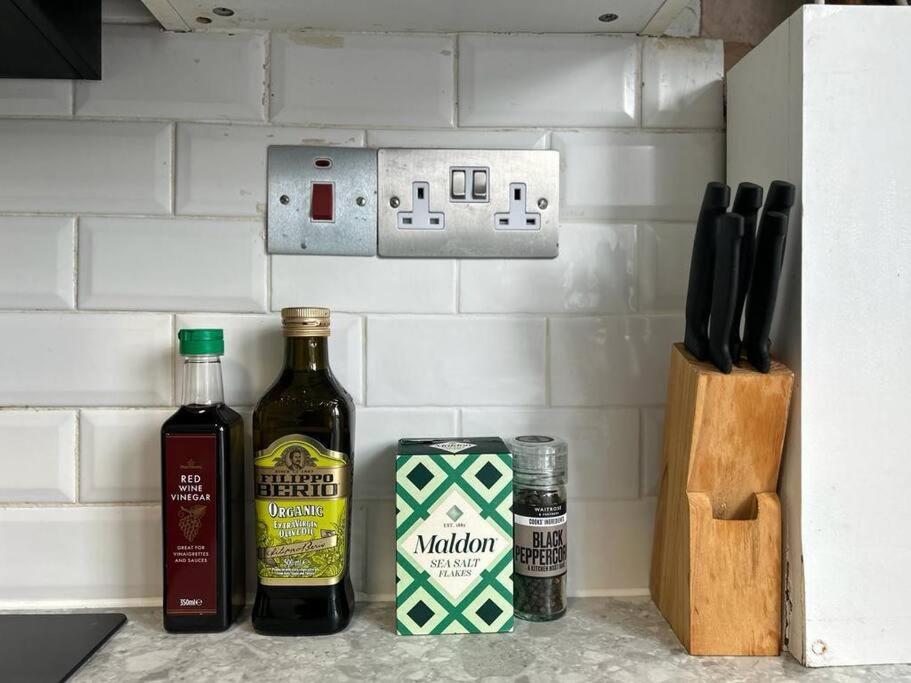 Avenue Road Raised Ground Floor Apartment W3 Sleeps 4