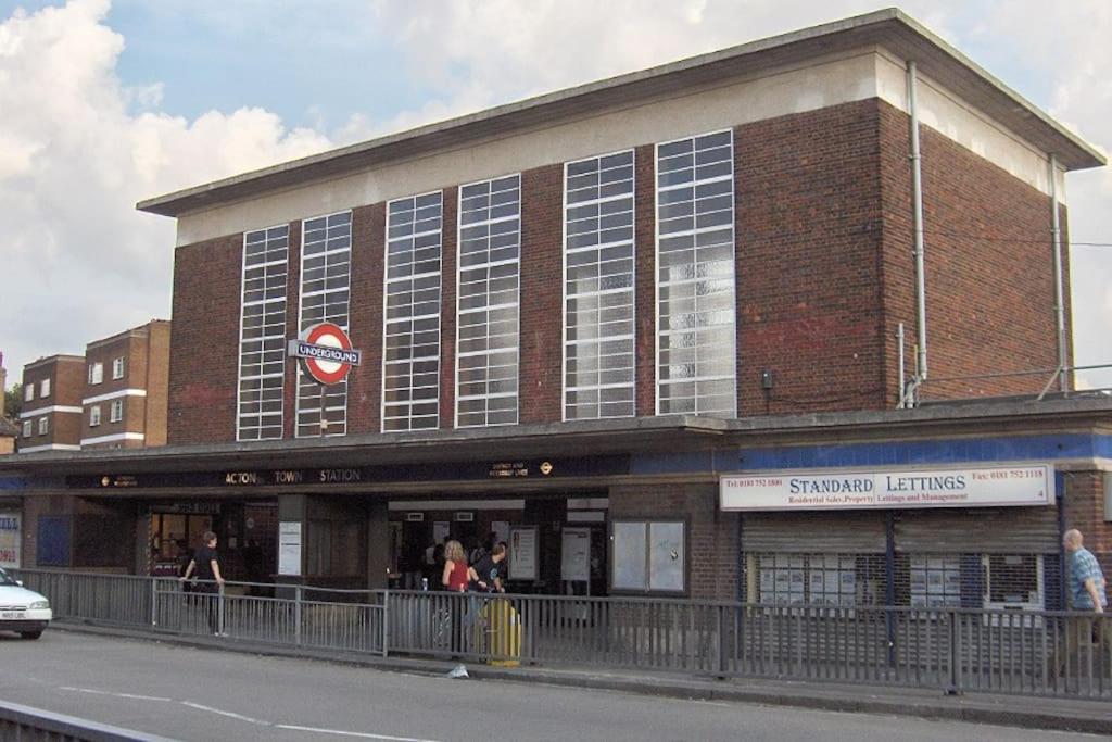 Avenue Road Raised Ground Floor Apartment W3 Sleeps 4