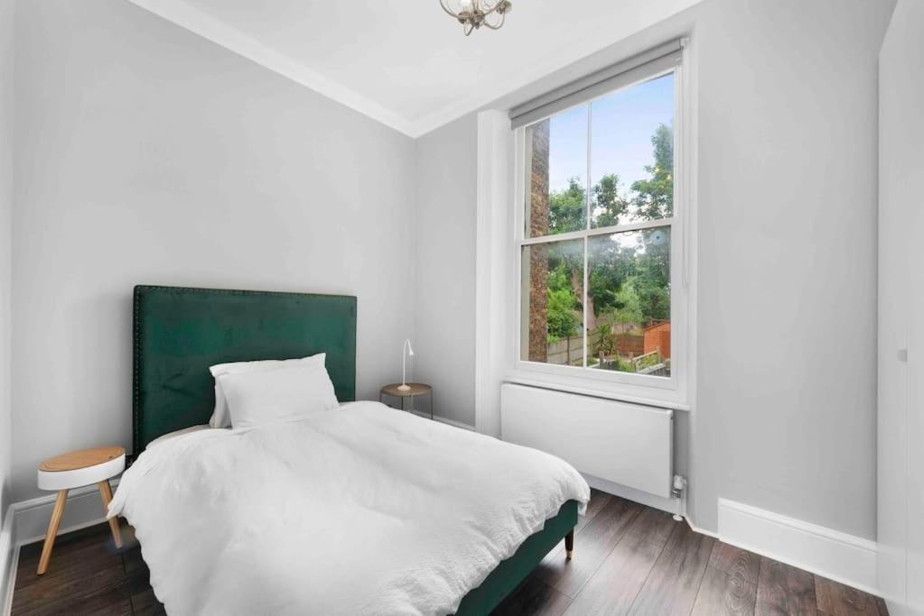 Avenue Road Raised Ground Floor Apartment W3 Sleeps 4
