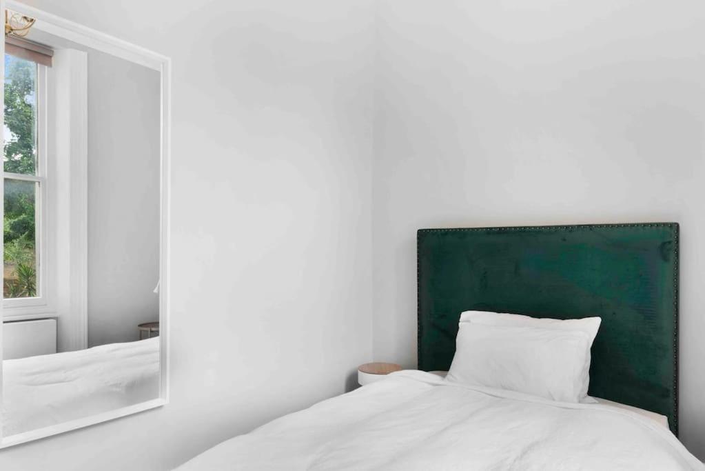 Avenue Road Raised Ground Floor Apartment W3 Sleeps 4