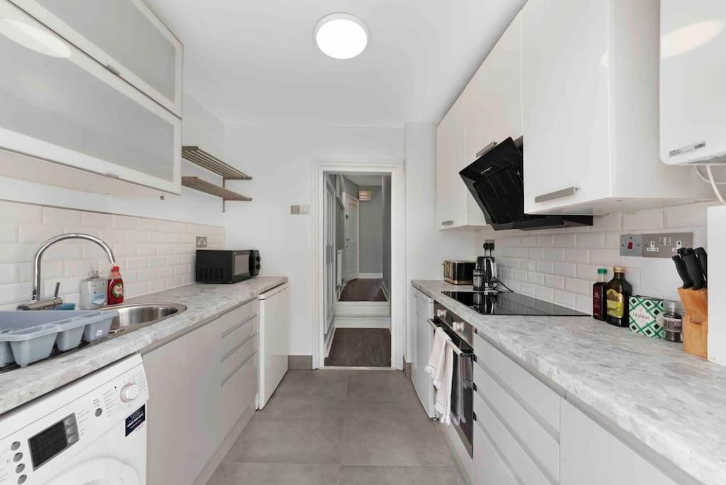 Avenue Road Raised Ground Floor Apartment W3 Sleeps 4