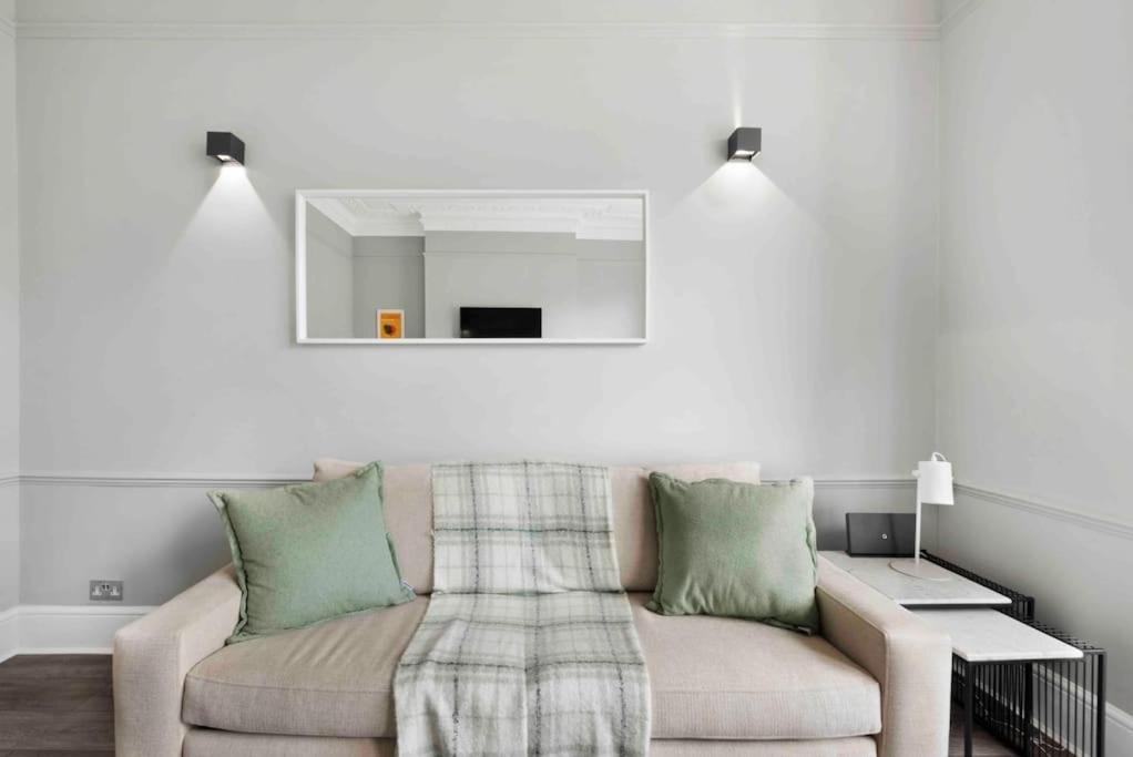 Avenue Road Raised Ground Floor Apartment W3 Sleeps 4