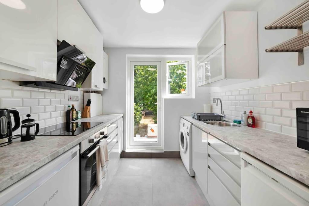 Avenue Road Raised Ground Floor Apartment W3 Sleeps 4