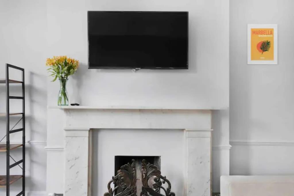 Avenue Road Raised Ground Floor Apartment W3 Sleeps 4