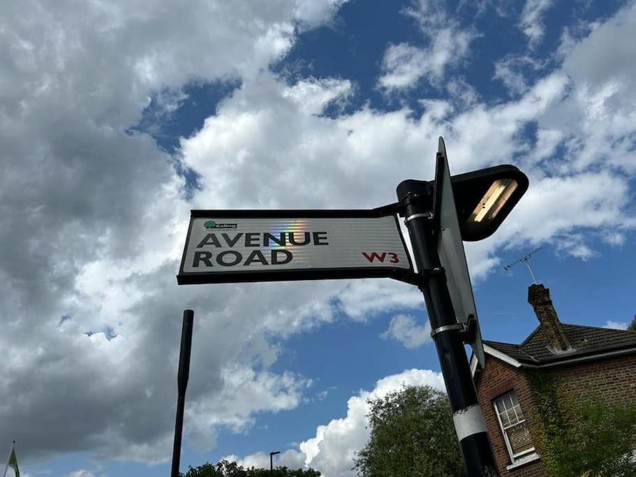 Avenue Road Raised Ground Floor Apartment W3 Sleeps 4